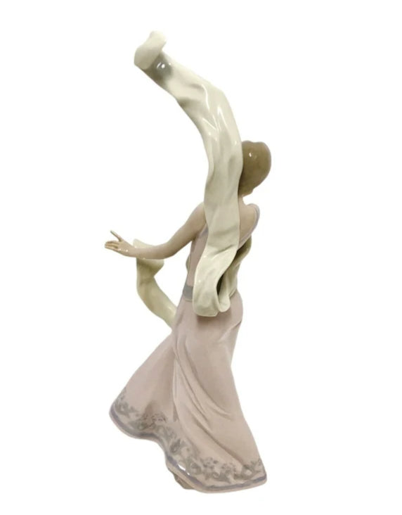 Lladro #6251 "Wind of Peace" Figurine with Original Box image 3